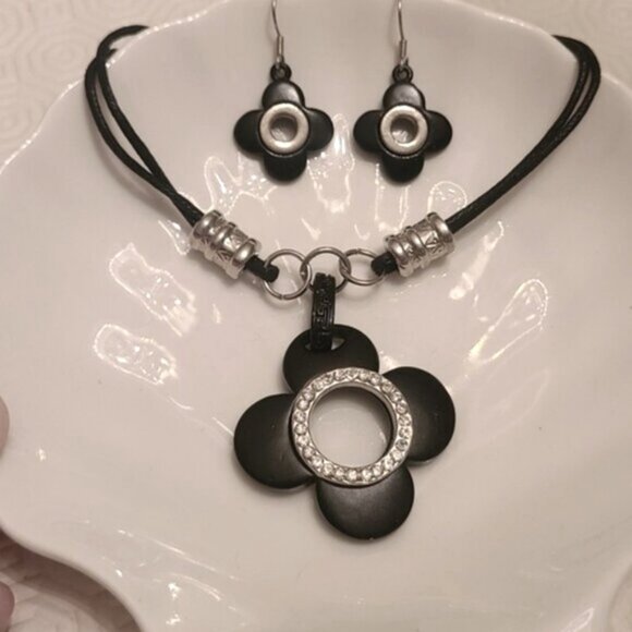 Floral Black and Silver Costume Jewelry Flower Pendant Necklace Dangle Earrings - Picture 2 of 6